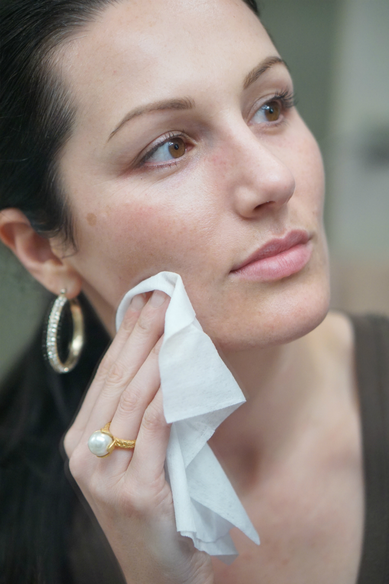 How To Use Clean & Clear Makeup Dissolving Facial Cleansing Wipes