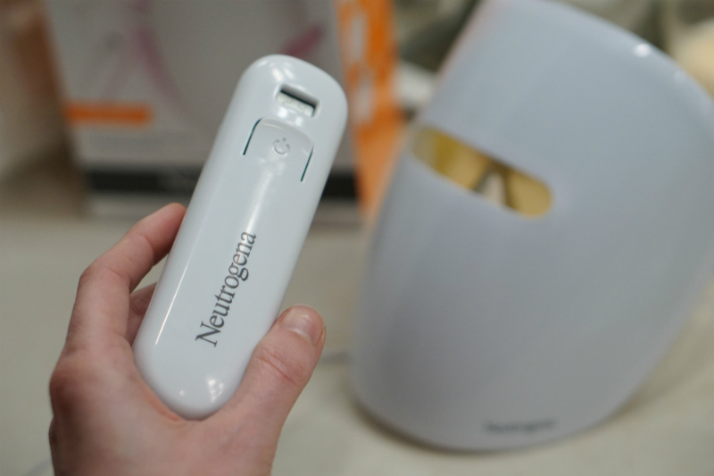 How To Get Clear Skin with The Neutrogena Light Therapy Acne Mask
