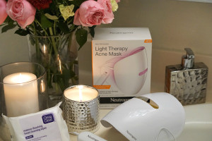 How To Heal Breakouts with The Neutrogena Light Therapy Acne Mask