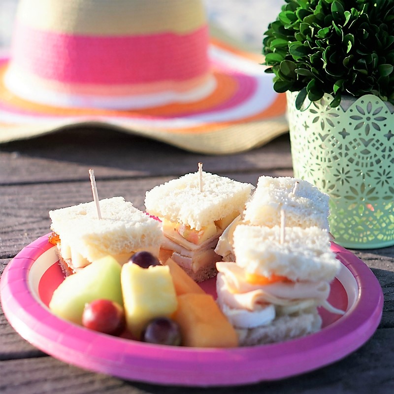 Effortless Entertaining - How To Host a Pretty Picnic at The Beach