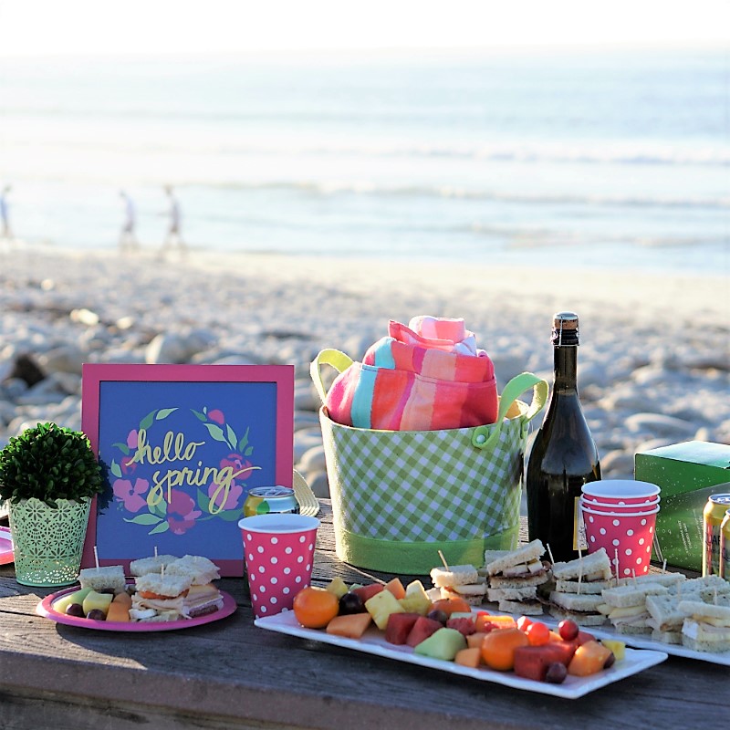 Effortless Entertaining - How To Host a Pretty Picnic at The Beach