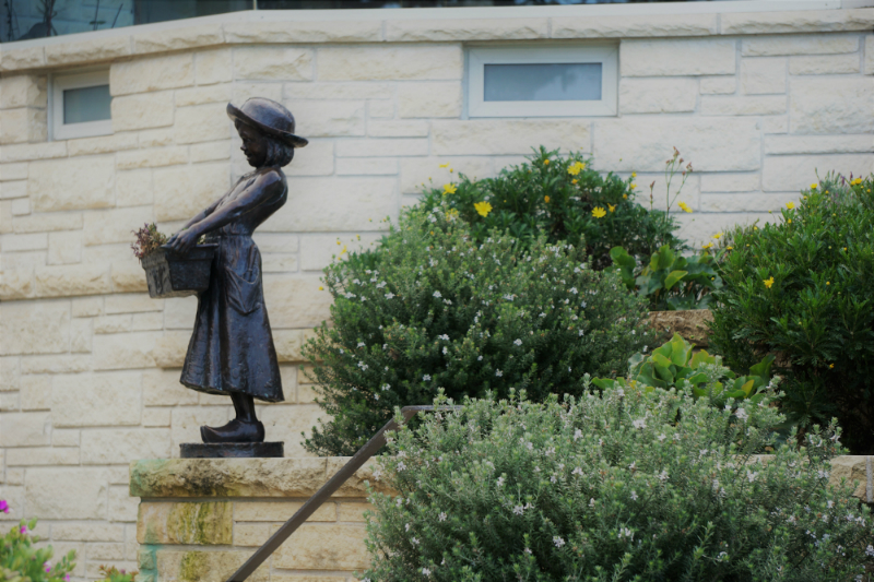 Simple Ways To Refresh Your Home Garden for Spring - Statuary
