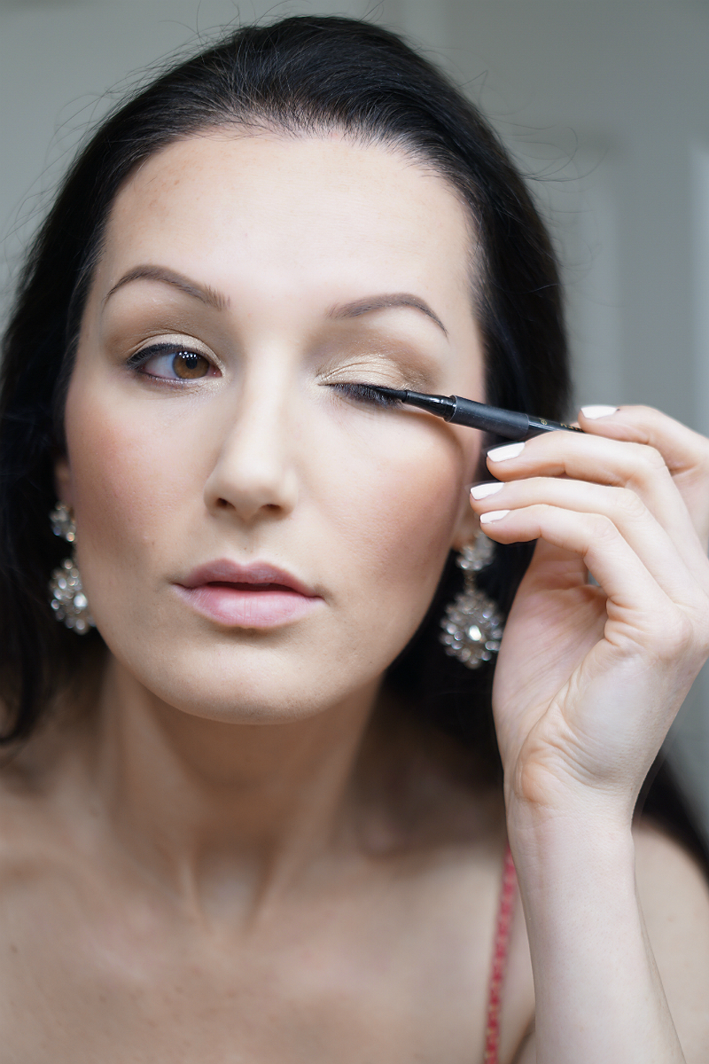 Holiday Beauty Guide: Pretty New Year's Eve Makeup in Just 20 Minutes