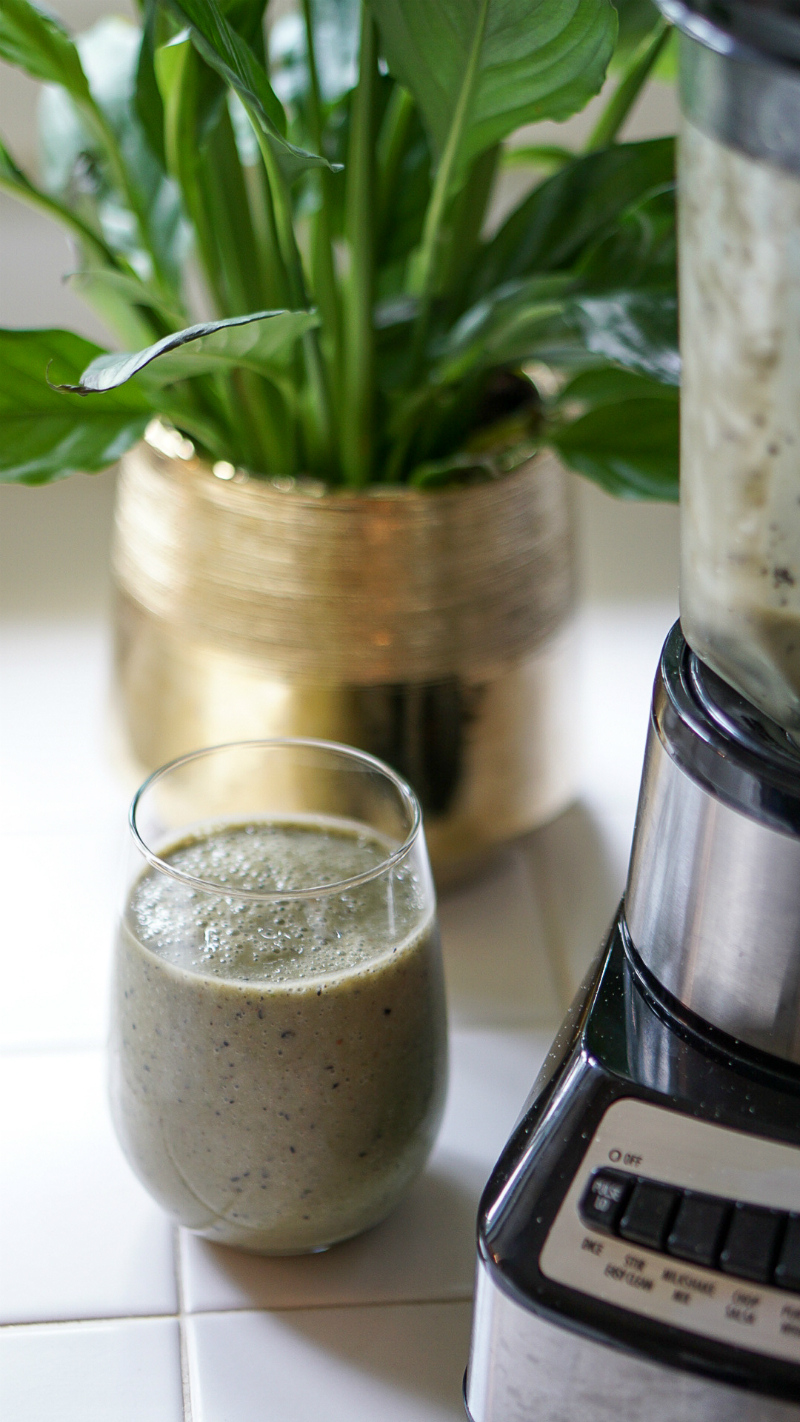 A Delicious Green Detox Smoothie That Boosts Your Beauty and Wellness