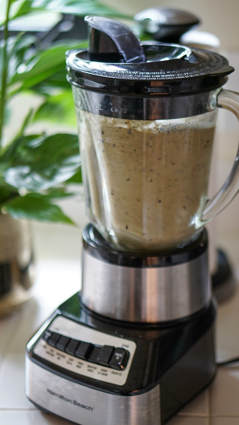 A Delicious Green Detox Smoothie That Boosts Your Beauty and Wellness