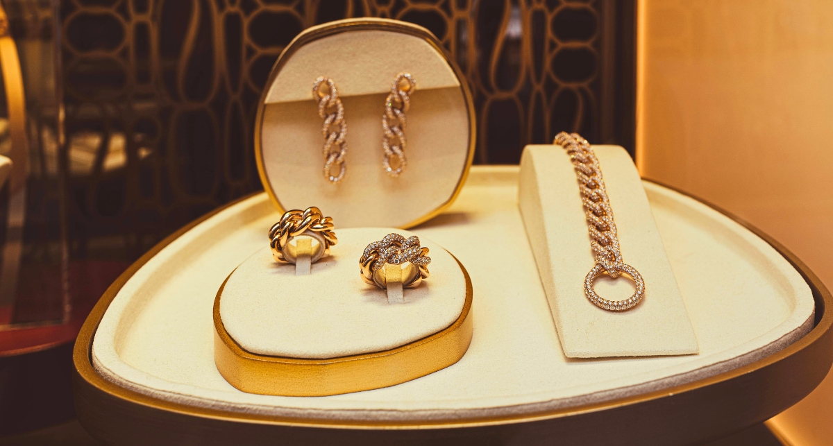 Holiday Jewelry Gifts That Sparkle: A Curated Guide to This Season’s Most Coveted Pieces